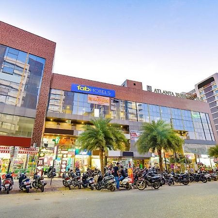 OYO Flagship 76949 Hotel Happinex Surat Exterior foto