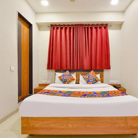OYO Flagship 76949 Hotel Happinex Surat Exterior foto