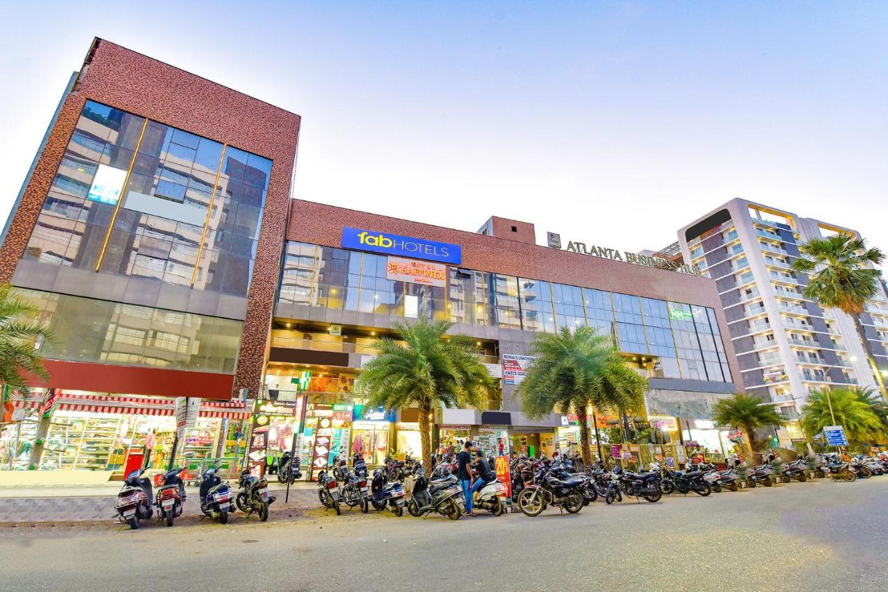 OYO Flagship 76949 Hotel Happinex Surat Exterior foto