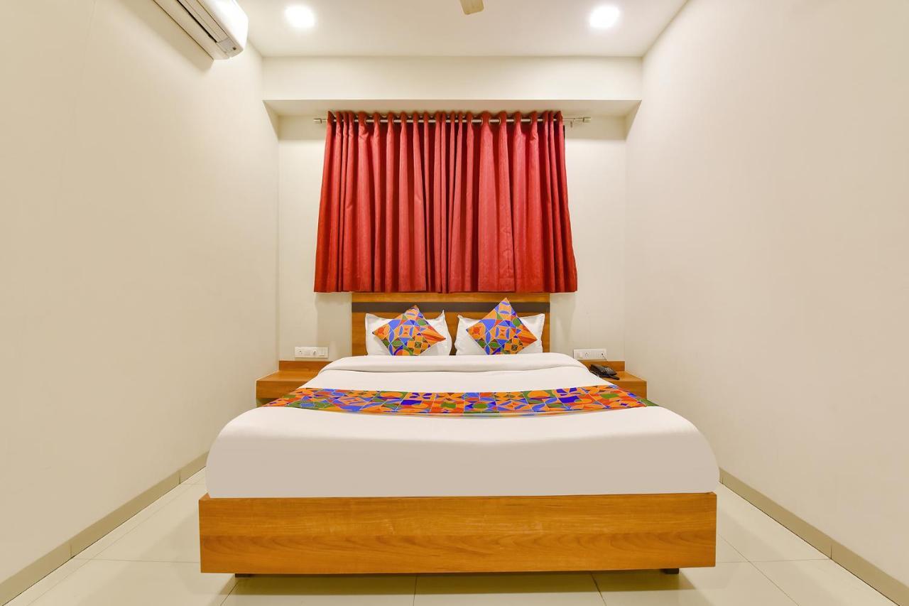 OYO Flagship 76949 Hotel Happinex Surat Exterior foto