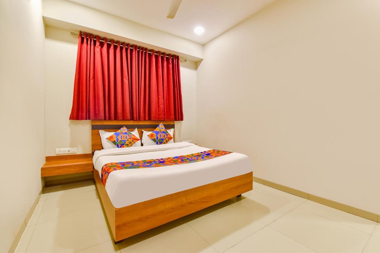 OYO Flagship 76949 Hotel Happinex Surat Exterior foto