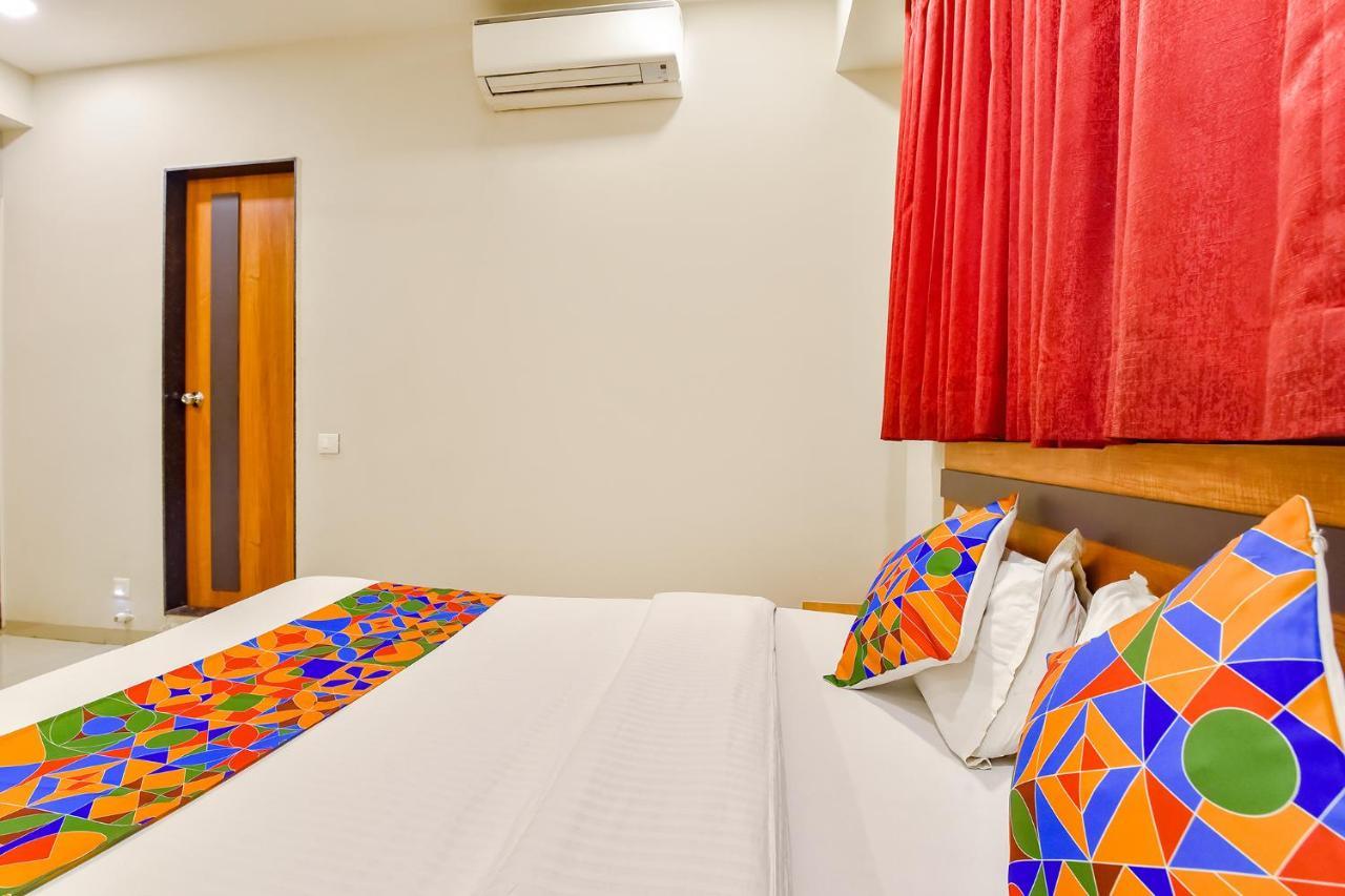OYO Flagship 76949 Hotel Happinex Surat Exterior foto