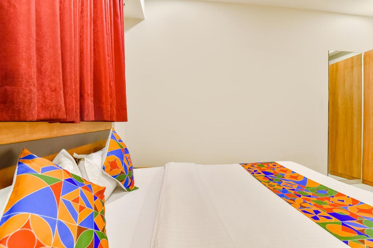 OYO Flagship 76949 Hotel Happinex Surat Exterior foto