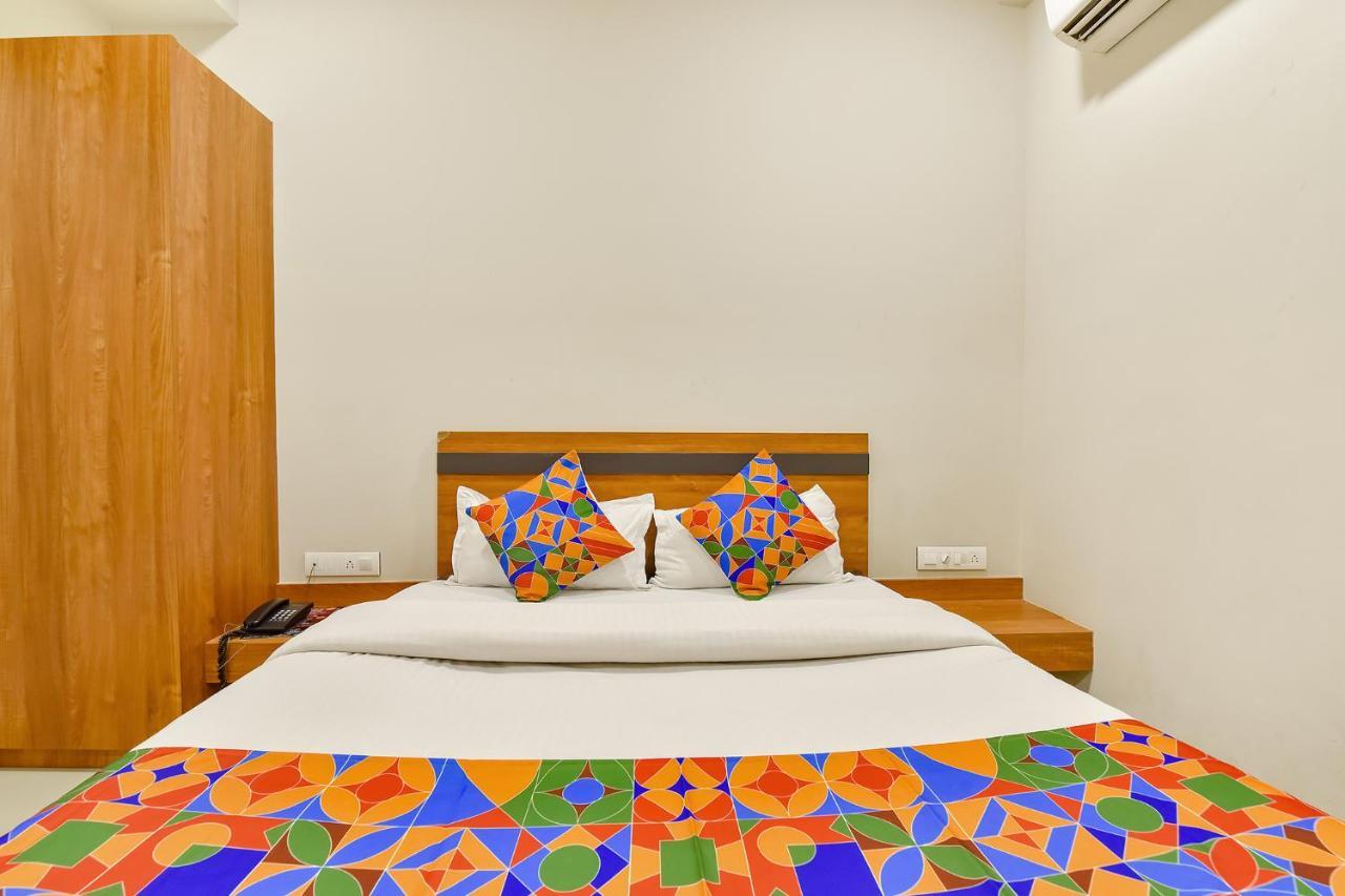 OYO Flagship 76949 Hotel Happinex Surat Exterior foto