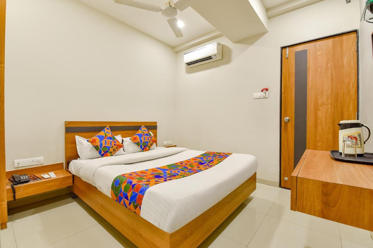 OYO Flagship 76949 Hotel Happinex Surat Exterior foto