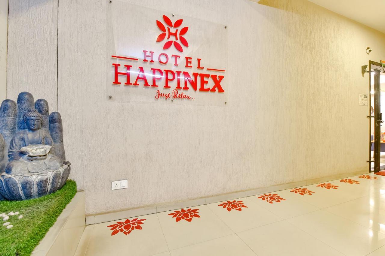 OYO Flagship 76949 Hotel Happinex Surat Exterior foto