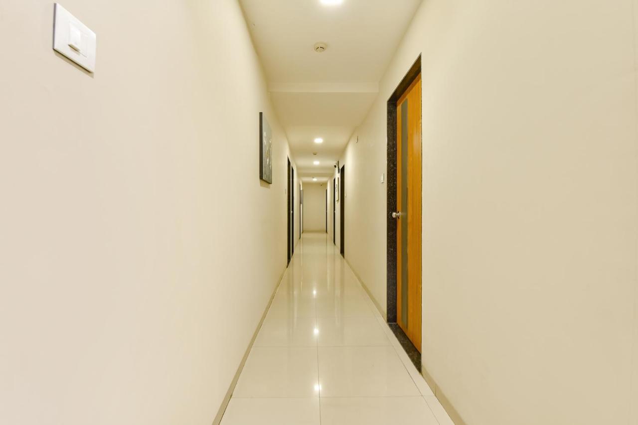 OYO Flagship 76949 Hotel Happinex Surat Exterior foto