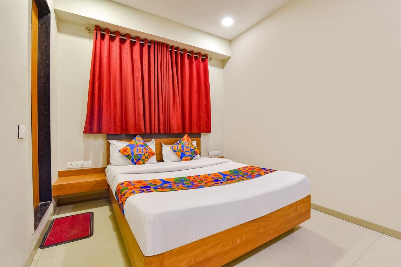 OYO Flagship 76949 Hotel Happinex Surat Exterior foto