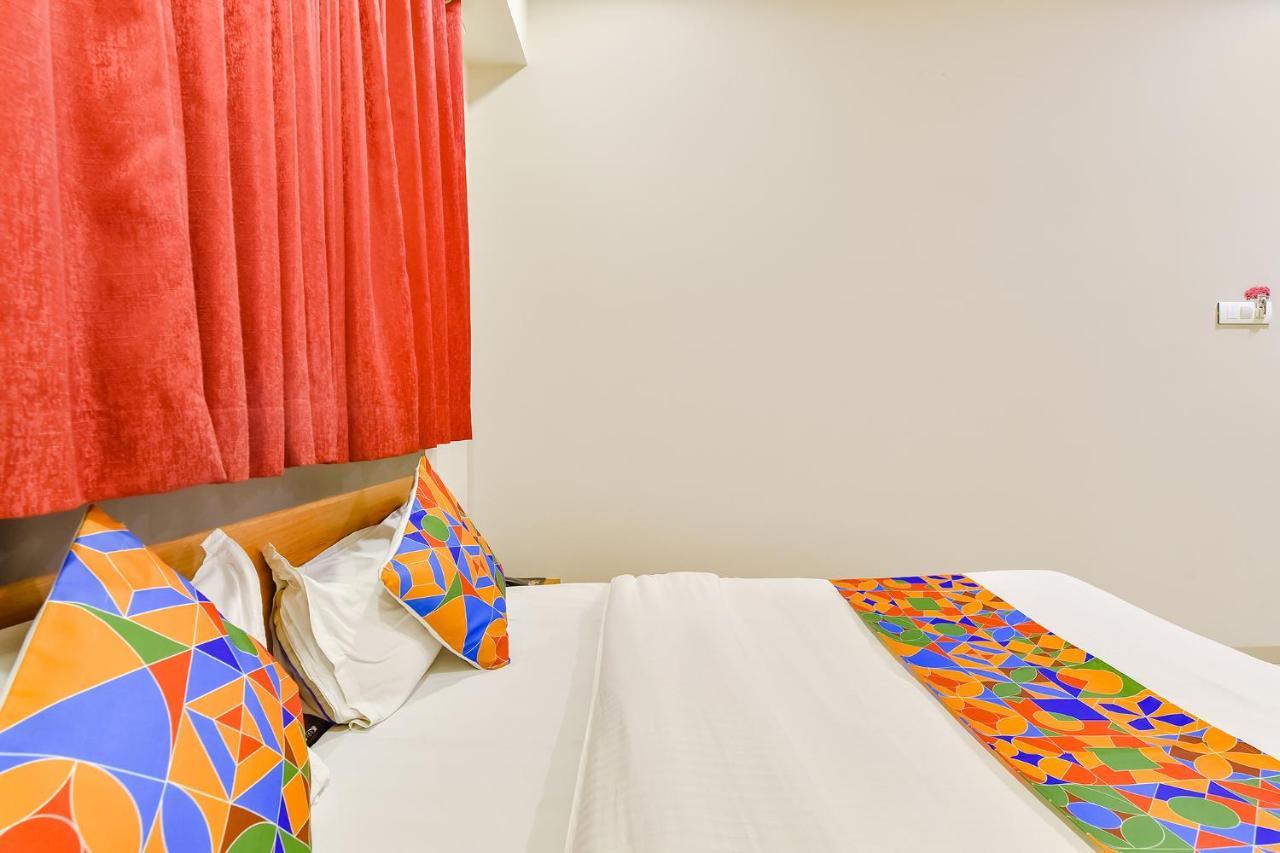 OYO Flagship 76949 Hotel Happinex Surat Exterior foto