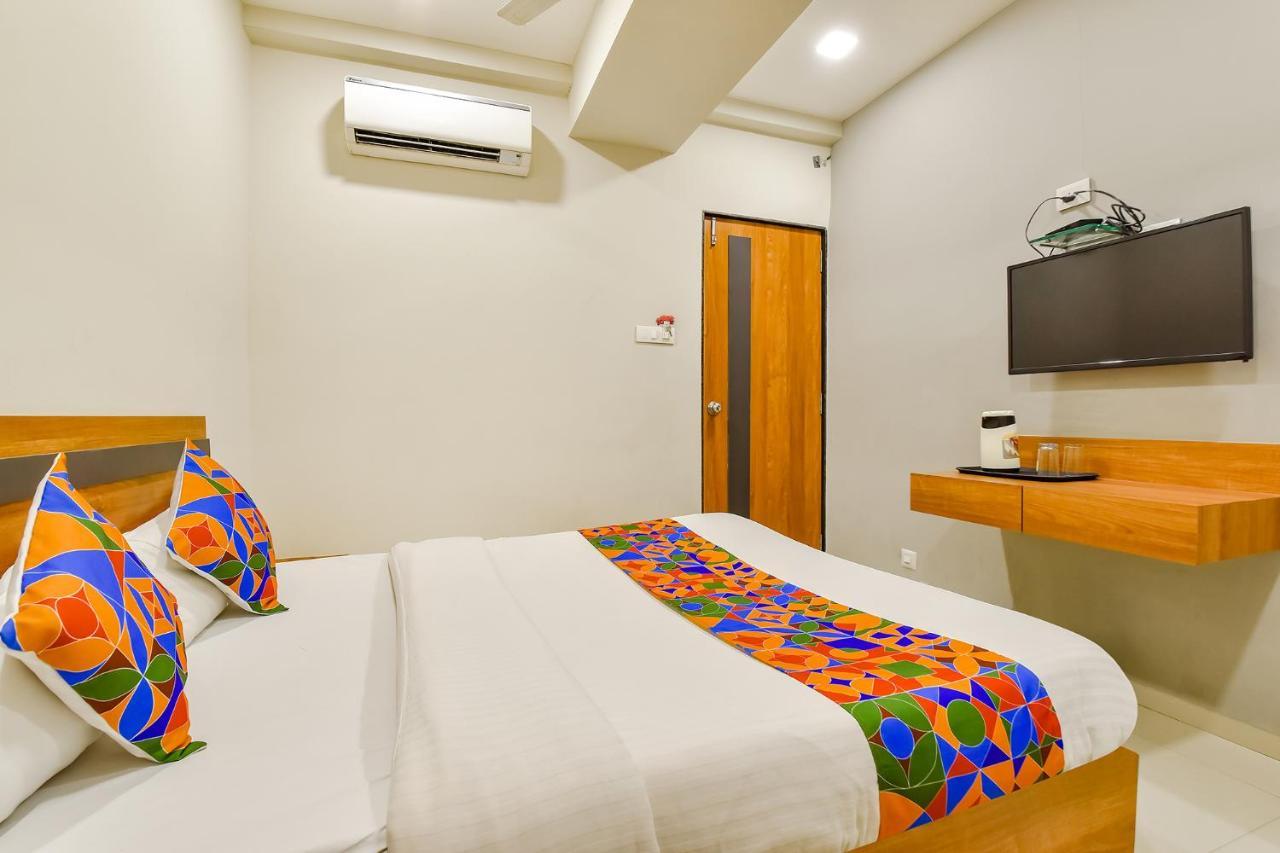 OYO Flagship 76949 Hotel Happinex Surat Exterior foto