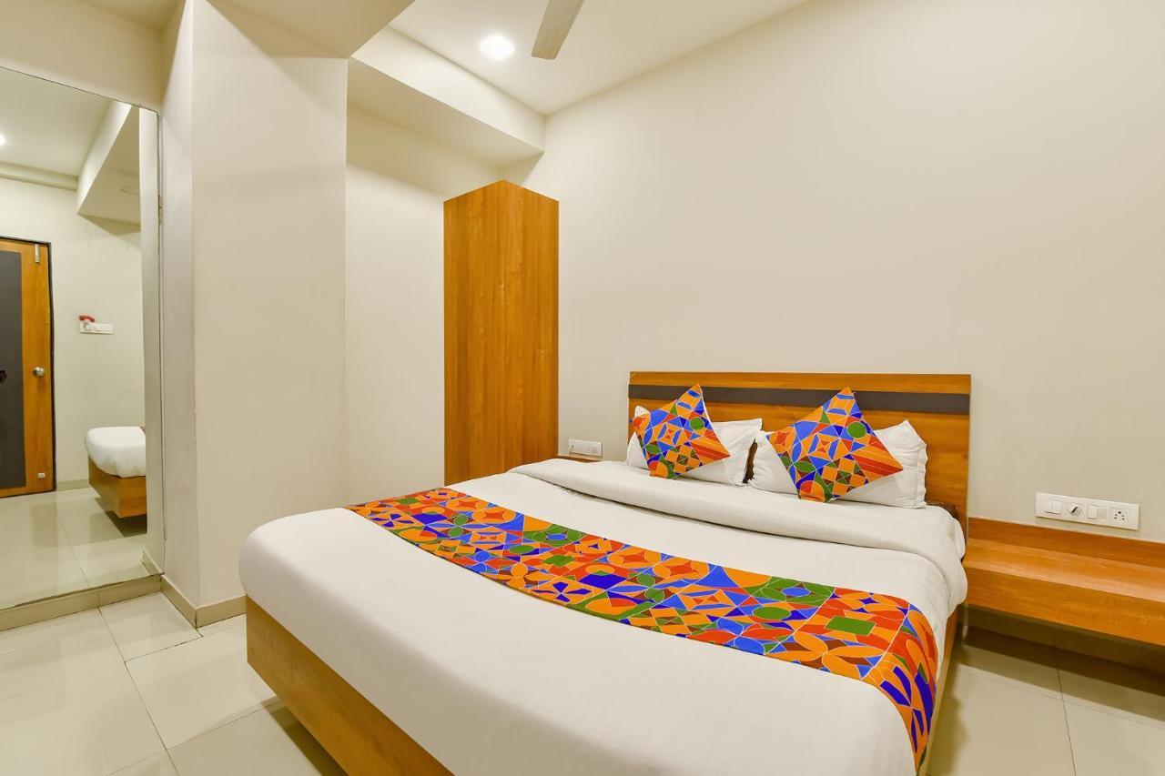 OYO Flagship 76949 Hotel Happinex Surat Exterior foto