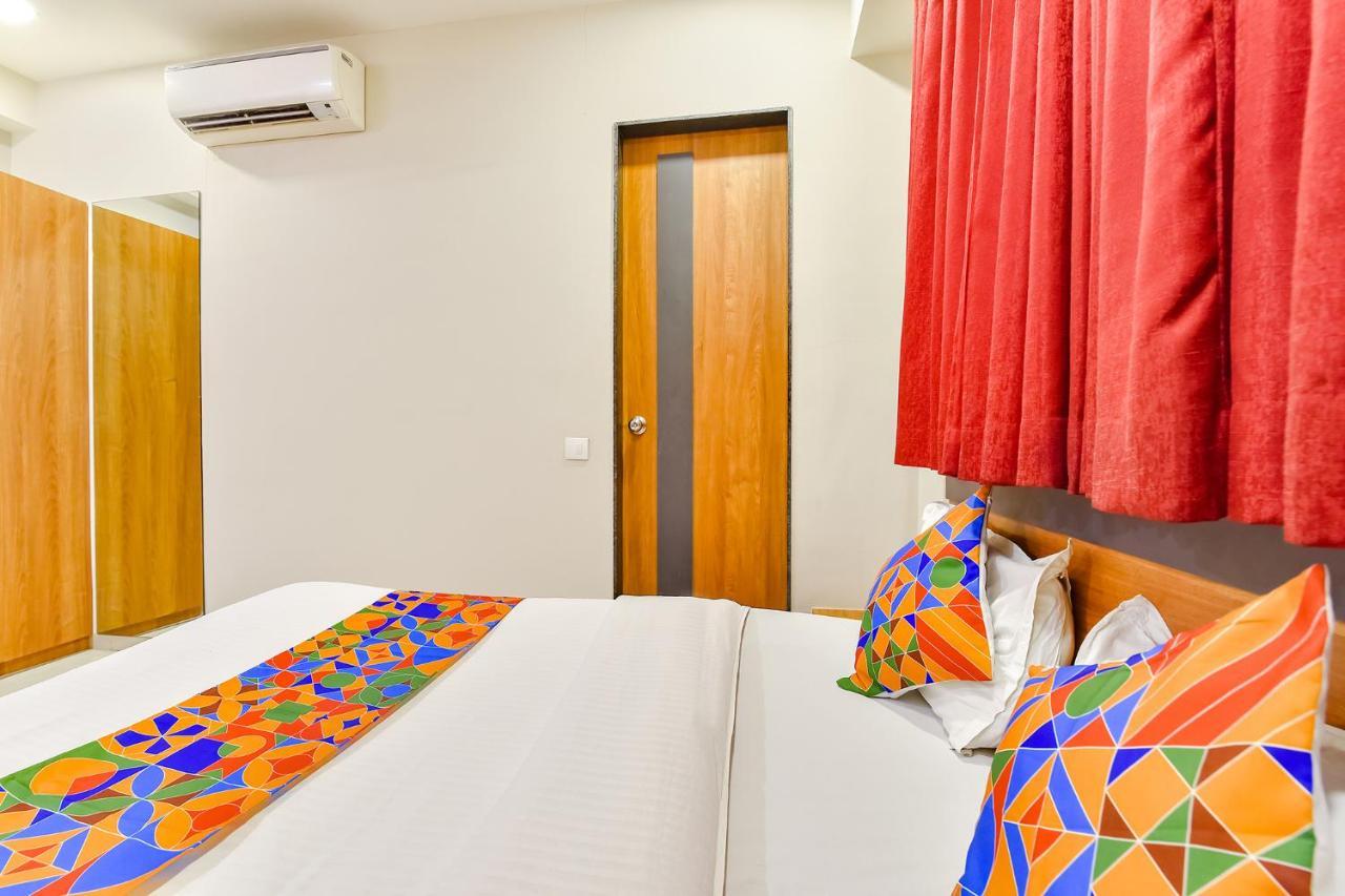 OYO Flagship 76949 Hotel Happinex Surat Exterior foto